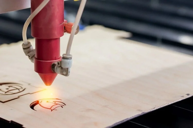 Découpe laser sur bois en atelier
